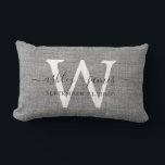Gray Linen White Monogram Wedding Keepake Lendenkissen<br><div class="desc">Elegantes Hochzeitskuchen, graues Leineneffektkissen mit dunkelgrauem Chic-Schriftzeichen in handgeschriebenem Text. Fügen Sie einfach Ihre Namen, Monogramm und Hochzeitstermin ein. Großartiges Geschenk für ein frisch verheiratetes Paar. Exklusiv für Sie entworfen von Happy Dolphin Studio. Wenn Sie Hilfe oder passende Produkte benötigen, kontaktieren Sie uns bitte unter happydolphinstudio@outlook.com.</div>
