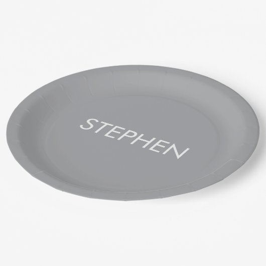 Gray minimalist custom name pappteller (Schrägansicht)