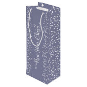 Gray New Year Cheer Elegante Moderne Weiße Schneef Geschenktüte Für Weinflaschen (Rückseite Schrägansicht)
