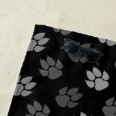 Gray Paw druckt auf schwarz mit Monogramm und Name Strandtuch (Beispiel)