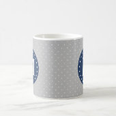 Gray Polka Dots Navy Blue Monogram Kaffeetasse (Mittel)