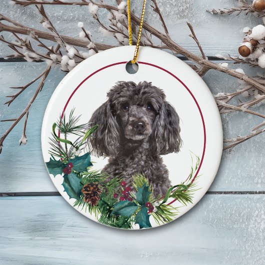 Gray Poodle Dog Evergreen Berry Wreath Keramik Ornament