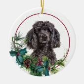 Gray Poodle Dog Evergreen Berry Wreath Keramik Ornament (Vorne)