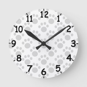 Gray Puppy Paw Print Pattern Runde Wanduhr