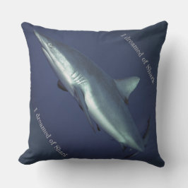 Gray Reef Shark Kissen Für Draußen