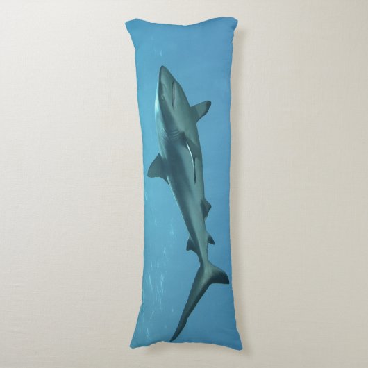 Gray Reefshark am Korallenriff von Yap Island | Seitenschläferkissen (Vorderseite Vertikal)
