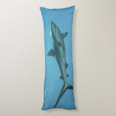 Gray Reefshark am Korallenriff von Yap Island | Seitenschläferkissen (Rückseite (Vertikal))