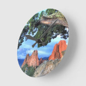 Gray Rock framed by Tree Runde Wanduhr (Winkel)