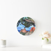 Gray Rock framed by Tree Runde Wanduhr (Zuhause)