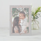 Gray Rose Gold Confetti Geo Border Foto Hochzeit Einladung (Stehend Vorderseite)