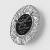 Gray Satin & Silver Diamonds Hochzeitstag Runde Wanduhr (Winkel)
