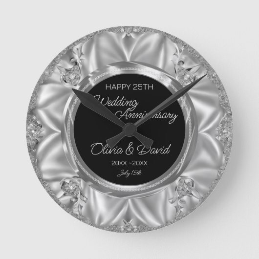 Gray Satin & Silver Diamonds Hochzeitstag Runde Wanduhr (Vorderseite)