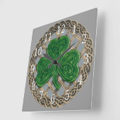 Gray Shamrock and Celtic Knots Square Clock Quadratische Wanduhr (Winkel)