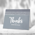 Gray Silver Bar Mitzvah Tallit Modernes, feines Sc Dankeskarte<br><div class="desc">Vergewissern Sie sich, dass Ihr Lieblings-Bar Mitzvah zeigt seine Wertschätzung für alle, die seine Meilenstein-Veranstaltung unterstützt! Versenden Sie diese coole, einzigartige, moderne, personalisierte Dankeschön-Karte. Fett, weiße Schrift Typografie, Star of David, und ein weich grauer und silberner Glitzer gestreift tallit inspirierte grafische Overlay ein einfaches, leichteres, weiches graues Hintergrundbild. Eine andere...</div>