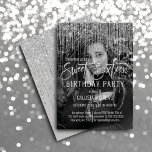 Gray Silver Glitzer Fringe Foto Sweet 16 Einladung<br><div class="desc">Diese glamouröse und luxuriöse 16 . Geburtstag Geburtstagsfeier ist das perfekte Design für die besondere Veranstaltung Ihres jungen Teenagers. Es ist mit einem funkelnd silbernen Glitzer-Randvorhang mit Imitaten Glitzer Typografie auf einem einfachen hellgrauen Hintergrund ausgestattet. Dieses Design zeigt auch ein Foto der Ehrengast für diese personalisierte Touch. Es ist ein...</div>