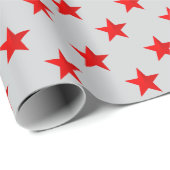 Gray Sky Bright Red Stars Geschenkpapier (Rolleneckpunkt)