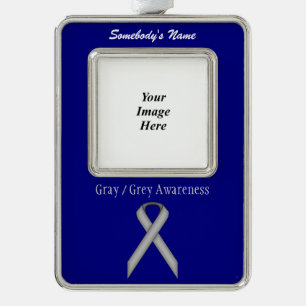 Gray Standard Ribbon Tmpl (V-O) von Kenneth Yoncic Rahmen-Ornament Silber