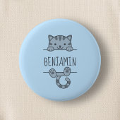 Gray Tabby Cat Peeking hinter Individuelle Name Bl Button
