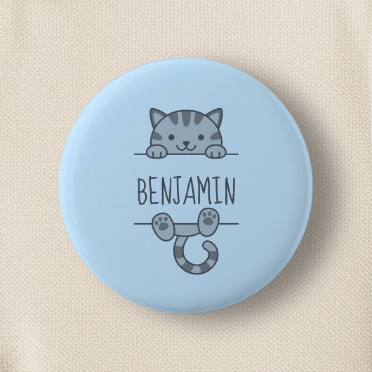 Gray Tabby Cat Peeking hinter Individuelle Name Bl Button