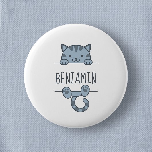 Gray Tabby Cat Peeking hinter Individuelle Name Button