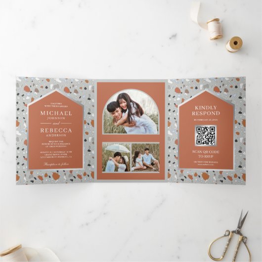 Gray Terrazzo Tile Terracotta Arch QR Hochzeit Dreifach Gefaltete Einladung (Innenseite)