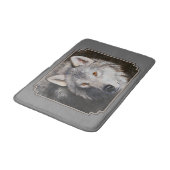 Gray Timber Wolf Face Portrait Badematte (Schrägansicht)