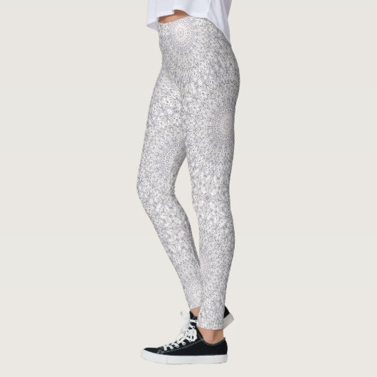 Gray und Lilac Mandala Pattern Leggings (Links)