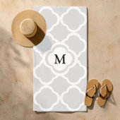 Gray White Quatrefoil Pattern Monogrammed Strandtuch