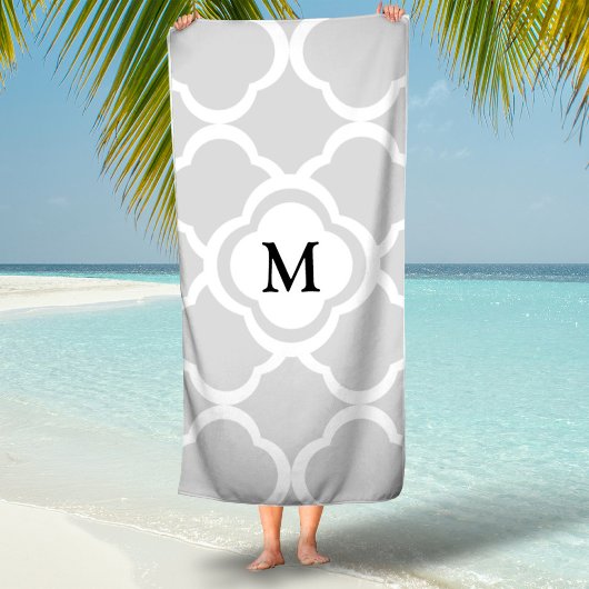 Gray White Quatrefoil Pattern Monogrammed Strandtuch