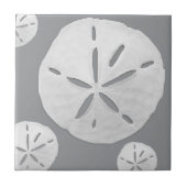 Gray & White Tropical Beach Sand Dollar Fliese (Vorderseite)