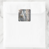 Gray Wolf Behind Tree Quadratischer Aufkleber (Tasche)