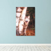 Gray Wolf Hinter einem Baum Leinwanddruck (Insitu (Holzboden))