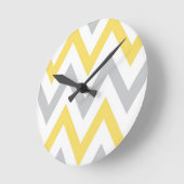 Gray & Yellow Chevron Runde Wanduhr (Winkel)