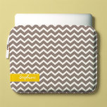 Gray Zig Zag Chevrons Pattern Laptopschutzhülle<br><div class="desc">Personalisieren Sie diese stilvolle Laptop-Hülle mit Ihrem Namen, Initialen, Monogramm, einem bestimmten Datum oder einem beliebigen Text Ihrer Wahl. Besuchen Sie unseren Shop für mehr Muster und Farben sowie passende Produkte wie z.B. Pad-Ärmel, iPhone und Android-Cover und vieles mehr!</div>