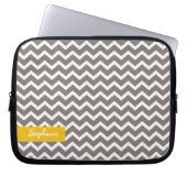 Gray Zig Zag Chevrons Pattern Laptopschutzhülle (Vorderseite)