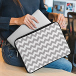 Gray Zigzag, grau Zickzack, geometrisches Muster Laptopschutzhülle<br><div class="desc">Elegant,  stylish and sophisticated zigzag (chevron) pattern in gray and white color. Modern and trendy gift,  perfekt for the zigzag lover in your life.</div>