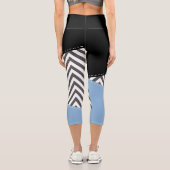 Gray Zigzag, grau Zickzack, Zigzag Muster, blau Capri Leggings (Rückseite)