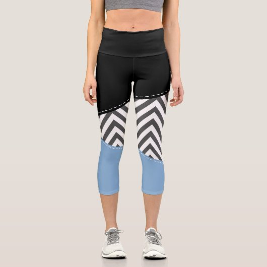 Gray Zigzag, grau Zickzack, Zigzag Muster, blau Capri Leggings (Vorderseite)