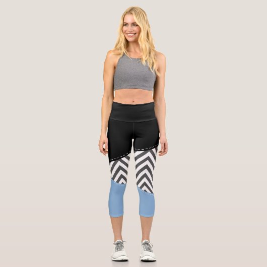 Gray Zigzag, grau Zickzack, Zigzag Muster, blau Capri Leggings (Vorderseite)