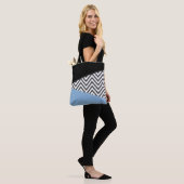 Gray Zigzag, grau Zickzack, Zigzag Muster, blau Tasche (Am Model)