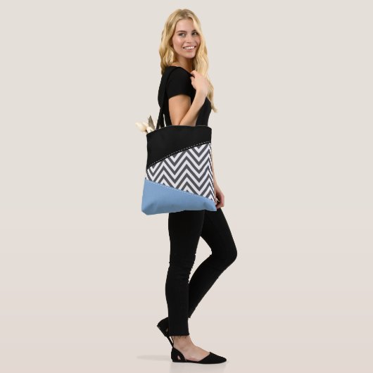 Gray Zigzag, grau Zickzack, Zigzag Muster, blau Tasche (Am Model)