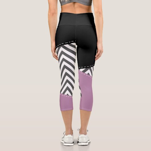 Gray Zigzag, grau Zickzack, Zigzag Muster, Lila Capri Leggings (Rückseite)