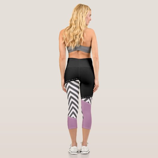 Gray Zigzag, grau Zickzack, Zigzag Muster, Lila Capri Leggings (Rückseite)