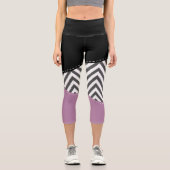Gray Zigzag, grau Zickzack, Zigzag Muster, Lila Capri Leggings (Vorderseite)