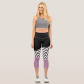 Gray Zigzag, grau Zickzack, Zigzag Muster, Lila Capri Leggings (Vorderseite)