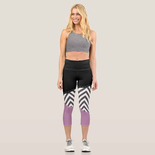 Gray Zigzag, grau Zickzack, Zigzag Muster, Lila Capri Leggings (Vorderseite)