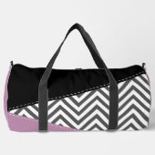 Gray Zigzag, grau Zickzack, Zigzag Muster, Lila Duffle Bag (Vorderseite)