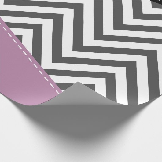 Gray Zigzag, grau Zickzack, Zigzag Muster, Lila Geschenkpapier (Ecke)