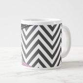 Gray Zigzag, grau Zickzack, Zigzag Muster, Lila Jumbo-Tasse (Vorderseite Rechts)