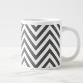 Gray Zigzag, grau Zickzack, Zigzag Muster, Lila Jumbo-Tasse (Rechts)